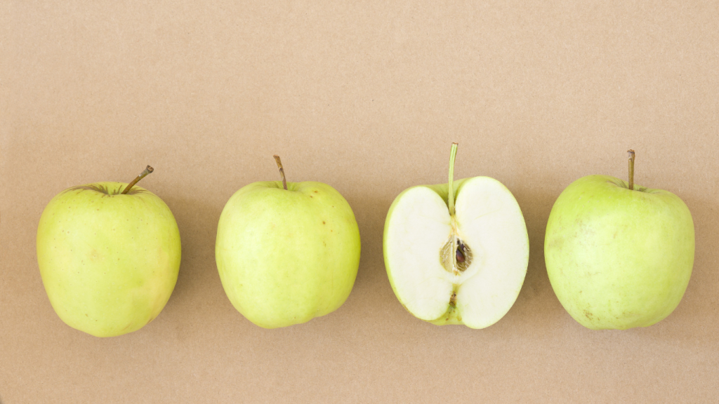 Manzanas verdes sobre fondo beige